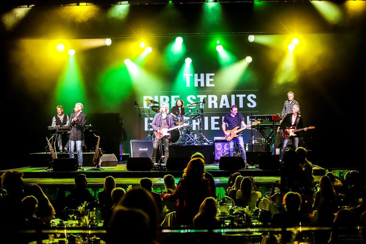 Après Benson Boone et Paul Kalkbrenner, The Dire Straits Experience a enflammé la Salle des Etoiles. Chris White et Terence Reis font revivre la légende dans un concert d’exception.
