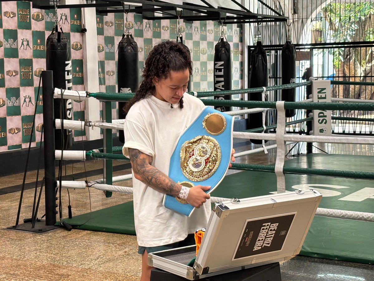 combate's tweet image. Bia Ferreira comemora primeira defesa de cinturão no Brasil: "É muito emocionante" dlvr.it/TM92VX