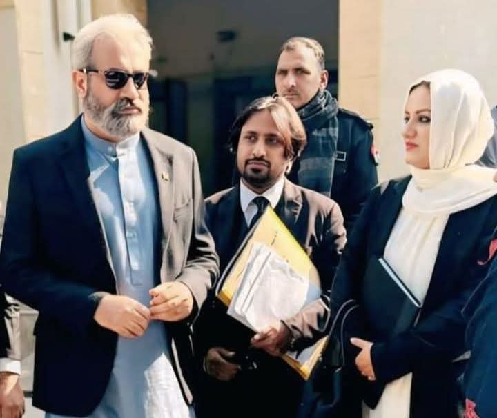 آج کوٹ لکھپت جیل ٹرائل میں جناب عمر سرفراز چیمہ صاحب نے گفتگو کرتے ہوئے کہا کہ چیف آرگنائزر پنجاب اور چیف آرگنائزر ILF کو مشورہ دیا گیا کہ پاکستان بار کونسل اور پنجاب بار کونسلز کے انتخابات میں صرف ان وکلا کو ترجیح دیں جنہوں نے 26 ماہ میں تحریک انصاف اور ورکرز کے کیسز کی پیروی کی