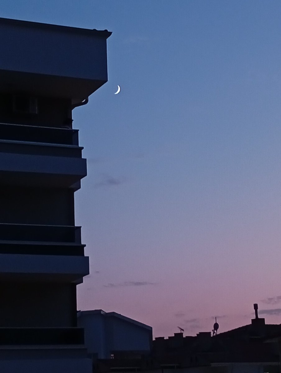 dadal_h's tweet image. &quot;AY 
Bir yalnız. 
Gökyüzünün sözlüğünde.&quot;
                              İlhan Berk