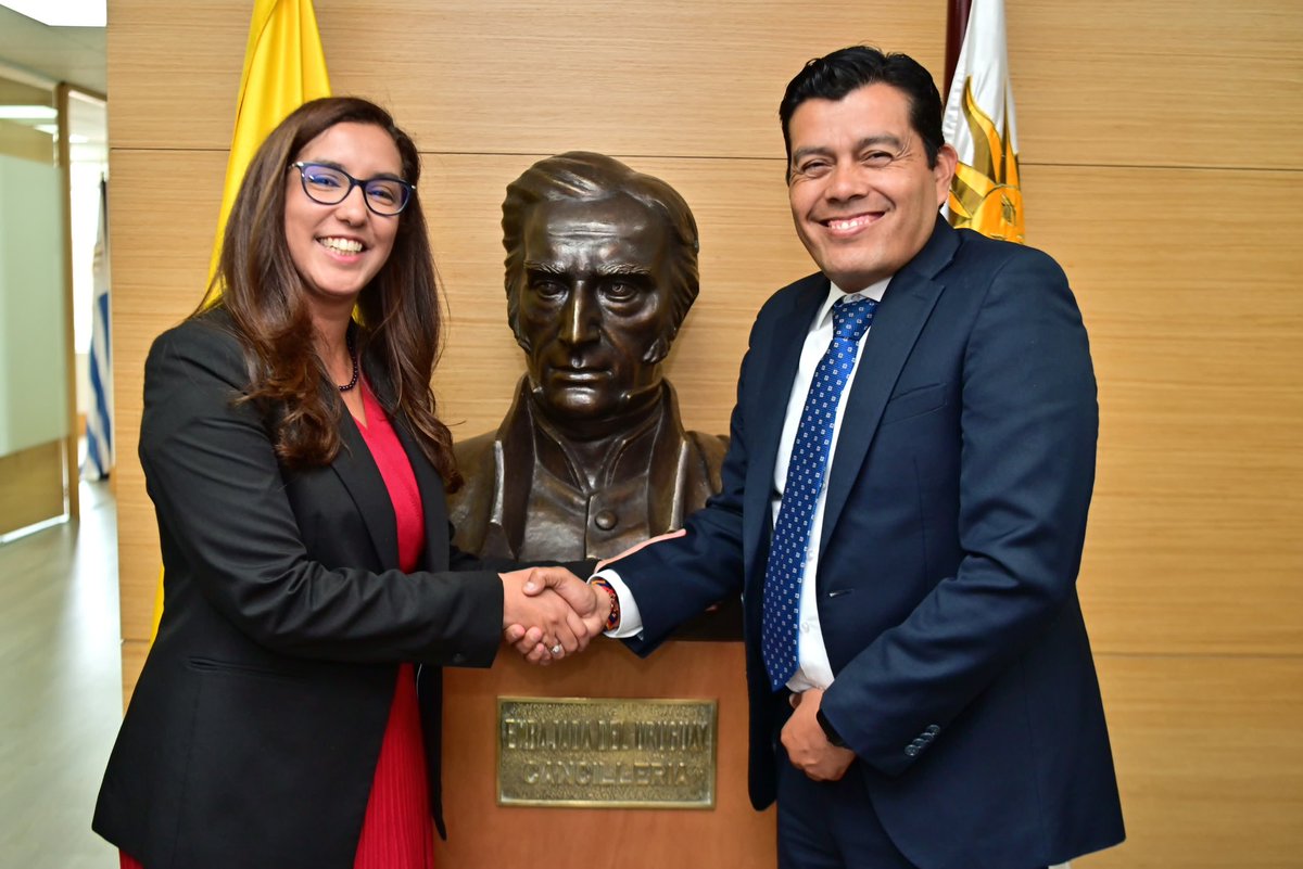 El director de #ProsperidadSocial, <a href="/mao_rodriguez1/">Mauricio Rodríguez Amaya</a> se reunió con la embajadora de <a href="/UruguayenCol/">Embajada de Uruguay en Colombia 🇺🇾🇨🇴</a>, Mercedes Corominas para consolidar la plataforma "Alianza de las partes del Cono Sur" y fomentar la economía social en la región, mediante acciones conjuntas y sostenibles.