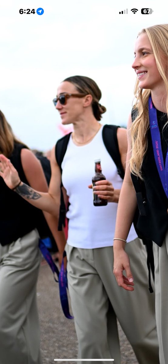alanaawfc's tweet image. a beer still in her hand 😭😭