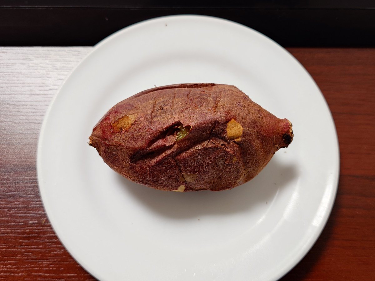 smokeRDP's tweet image. 本日の夜食の冷えた焼き芋です。日々、節約です。