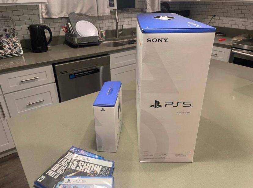 Jackson6e's tweet image. PlayStation 5 is available for sale not used but open BOX. I'm selling at giveaway prices if you're interested, kindly Send me a DM to talk about it more better