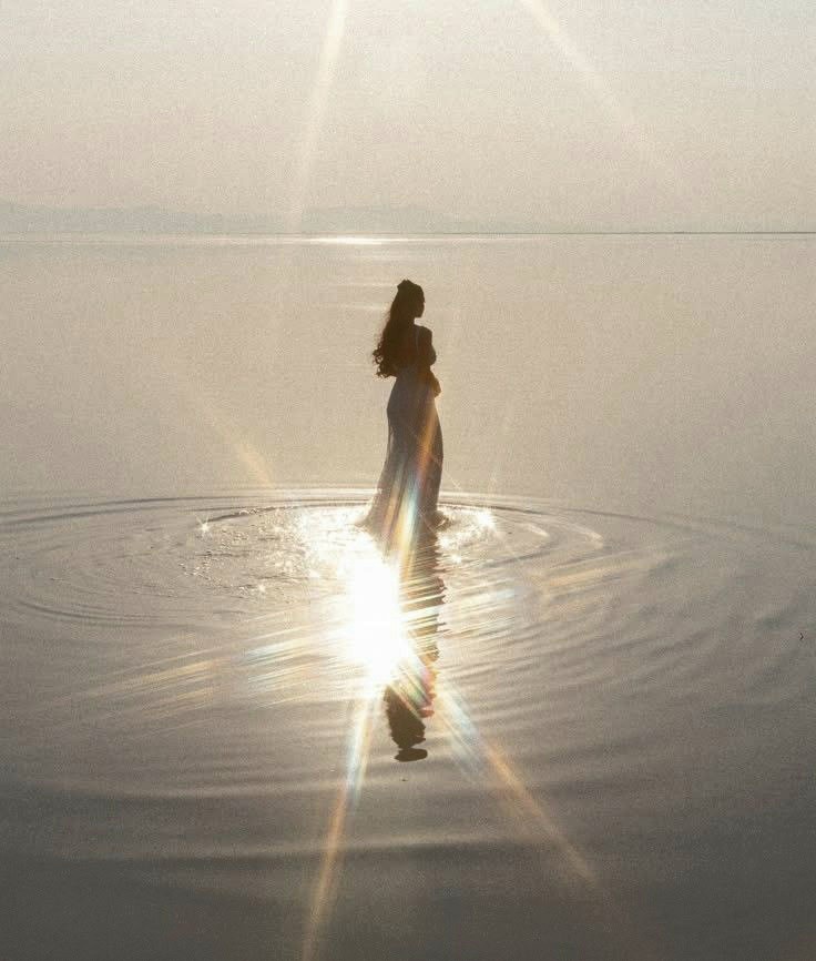 "Non ti venga in mente di diminuire la tua luce, perché qualcun'altro si senta comodo".
(M. Semilla)