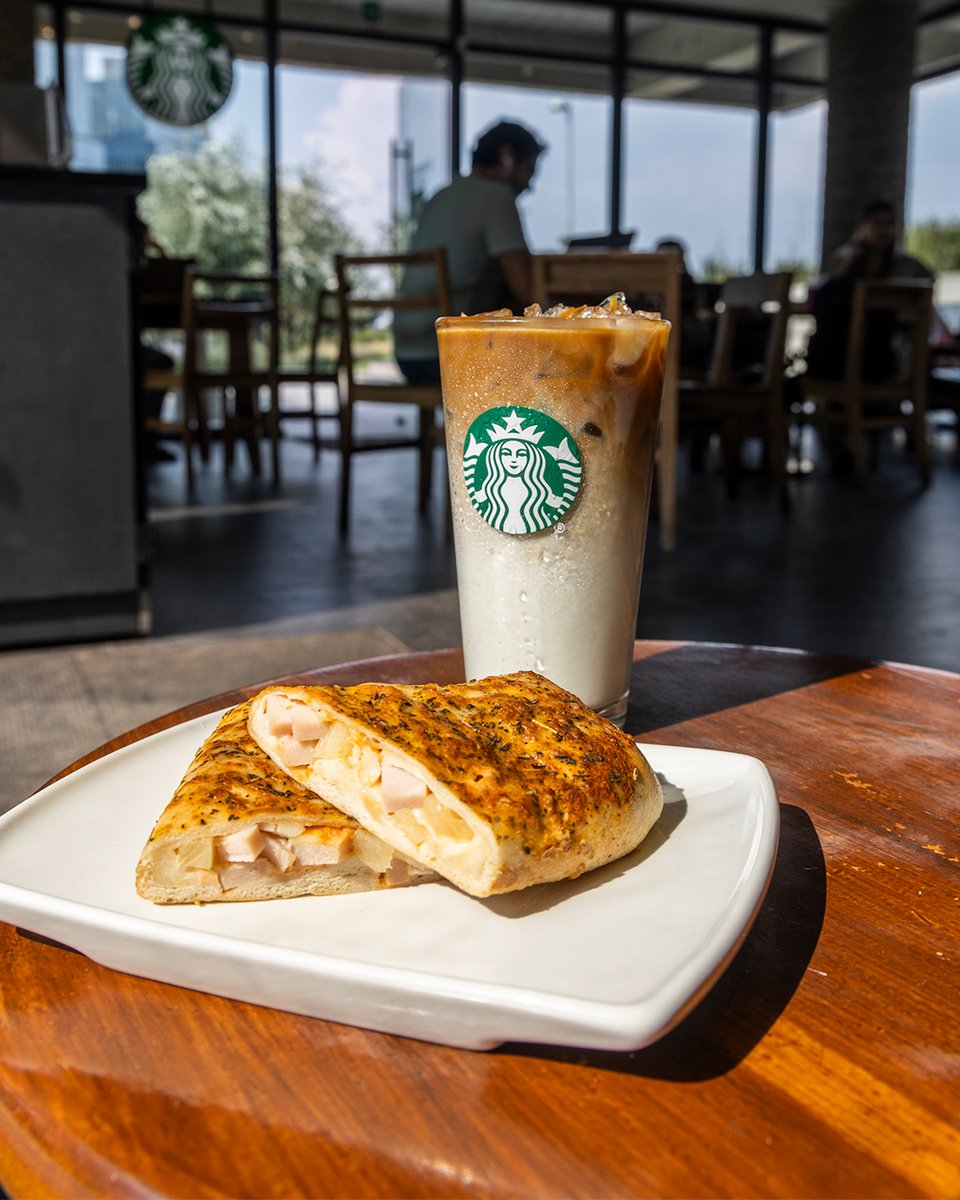 Un Latte Helado + un envuelto hawaiano = pausa perfecta. 🌴🧊
El match ideal para recargar energía y seguir tu día con buen sabor.

¿Ya probaste este dúo? Cuéntanos cómo lo disfrutas tú. 👇