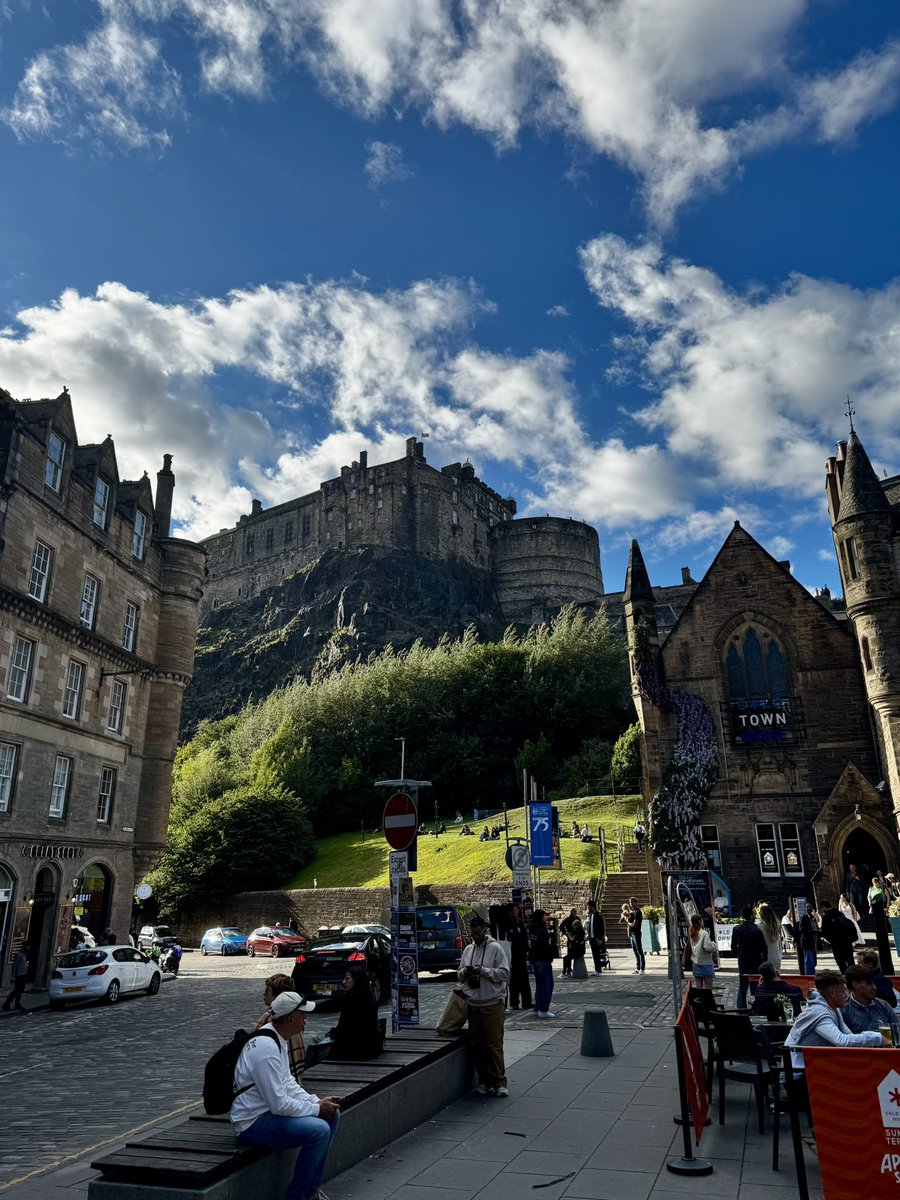 r_l00sky's tweet image. How is Edinburgh real