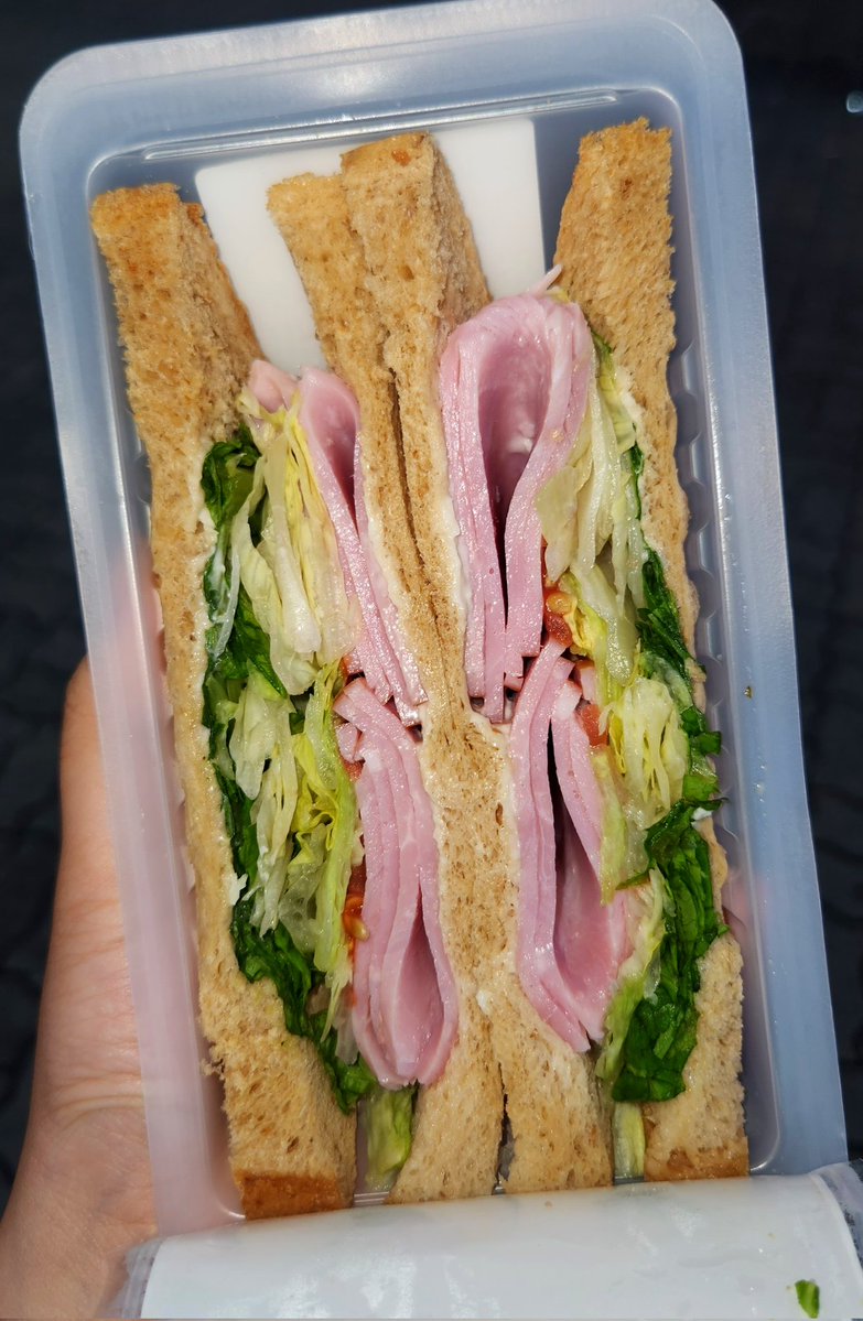 gicksahankki's tweet image. 소비지원금 받아서 가격표 안 보고 삿어요!! 우하하
아니 계란김밥 ㅁㅊ네
왜 다들 마라샹궈랑 먹는지 알겟는 맛
초밥 맛은 아니고 달달고소해여