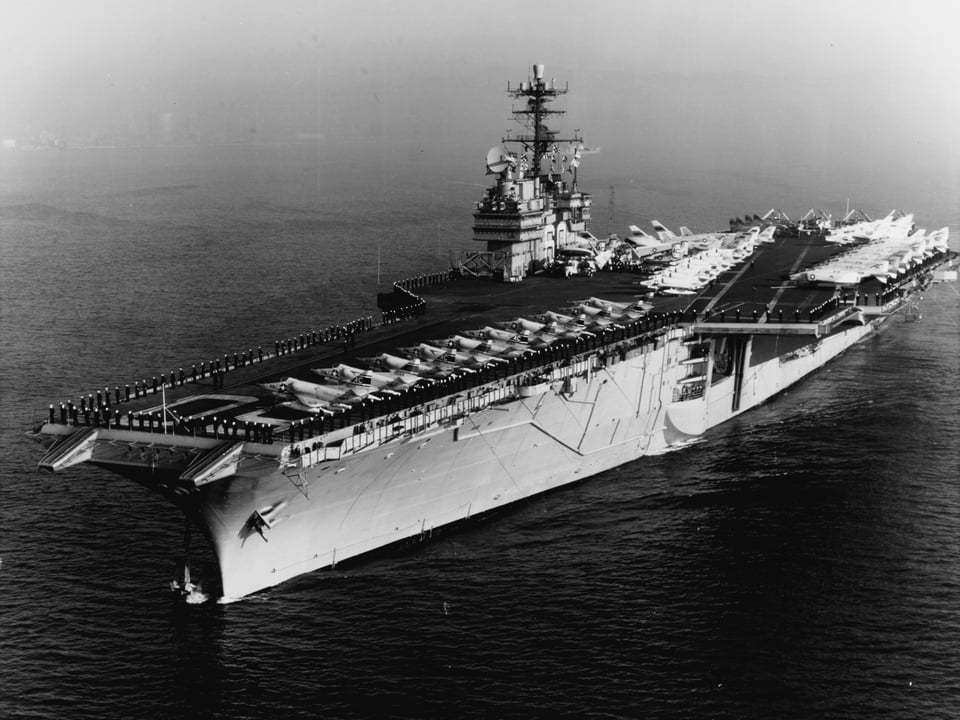 r116440's tweet photo. 🇺🇸 @USNavy Forrestal-class #aircraftcarrier USS Saratoga (CVA-60) off Barcelona. 12 Feb, 1965 #warship #navy #naval #CVA60 https://t.co/z7UJfH50xo