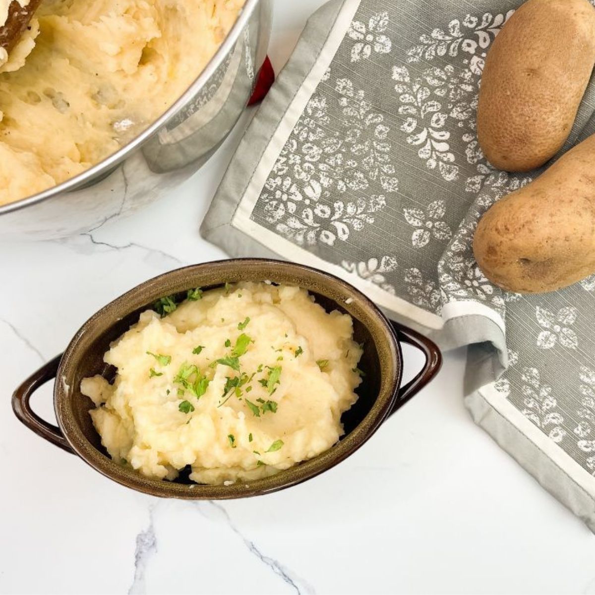 These easy mashed potatoes are rich, creamy, and loaded with cheese. Quick to make, hard to resist, and perfect for any dinner! #potatoes #cheese blogghetti.com/how-to-make-ea…