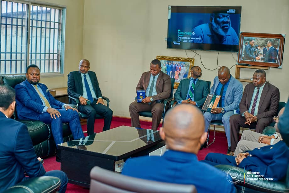 JusticeGouvCD's tweet image. Son Excellence @SamuelMbemba4 a effectué une visite, ce 28 juillet 2025, aux parquets généraux de Kinshasa Gombe et Matete. Cette démarche fait suite à une réunion tenue le 24 juillet avec les procureurs généraux, au cours de laquelle la question du sous-emploi des magistrats…