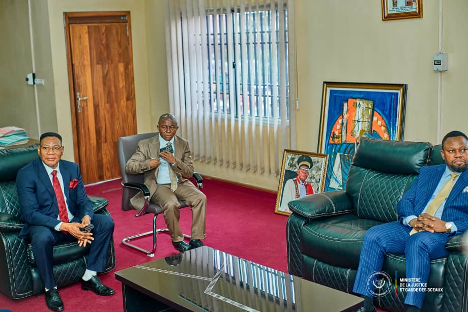 JusticeGouvCD's tweet image. Son Excellence @SamuelMbemba4 a effectué une visite, ce 28 juillet 2025, aux parquets généraux de Kinshasa Gombe et Matete. Cette démarche fait suite à une réunion tenue le 24 juillet avec les procureurs généraux, au cours de laquelle la question du sous-emploi des magistrats…