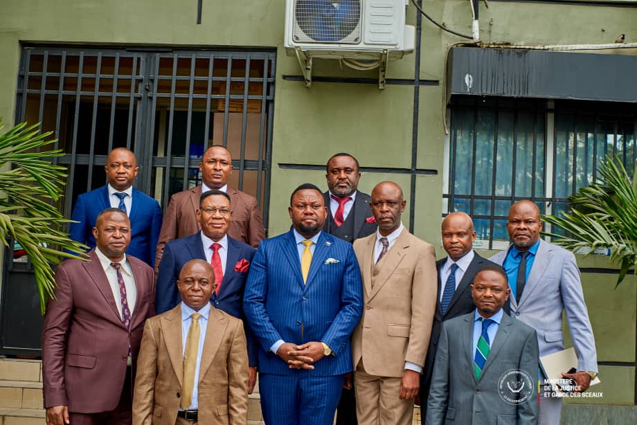 JusticeGouvCD's tweet image. Son Excellence @SamuelMbemba4 a effectué une visite, ce 28 juillet 2025, aux parquets généraux de Kinshasa Gombe et Matete. Cette démarche fait suite à une réunion tenue le 24 juillet avec les procureurs généraux, au cours de laquelle la question du sous-emploi des magistrats…