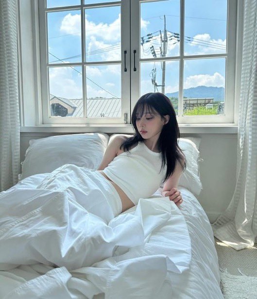 dreamofwntr's tweet image. She’s welcoming us to her bed