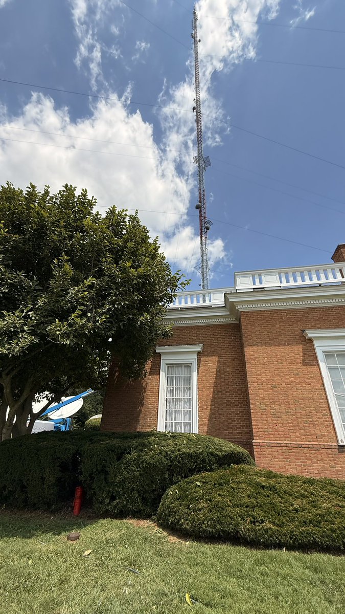 It’s time for some #HomeImprovement as the front of <a href="/WKYT/">WKYT</a> gets a new coat of paint.  #lexingtonlandmark.  Trivia:  The station was never a house.  It was built to compliment the world-famous horse farms that dot the Kentucky landscape. 🐎