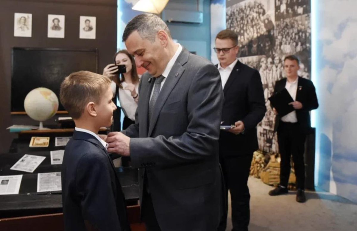 TStirlica89368's tweet image. Сложно поверить, но в свои 10 лет школьник из Казачьей Локни Сережа Щеглов награжден медалью «Защитник Курской области». Вместе с отцом Сережа партизанил против ВСУ, а однажды вытащил из тайников ВСУ патронные ленты и передал их нашим бойцам