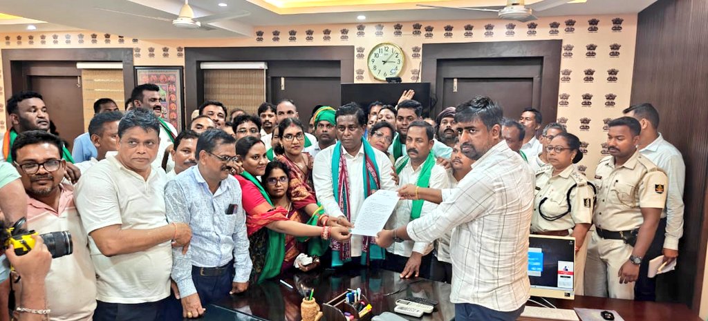 ବ୍ରହ୍ମଗିରି ନିର୍ବାଚନ ମଣ୍ଡଳୀ ବ୍ରହ୍ମଗିରି ଏବଂ ପୁରୀ ସଦର ବ୍ଲକ ଚାଷୀକୁଳ ପକ୍ଷରୁ ଶହଶହ ଧାନ ବୋଝେଇ ଟ୍ରାକ୍ଟର ଧରି ବିଶାଳ ଚାଷୀ ଆନ୍ଦୋଳନ।

ପୁରୀ ଜିଲ୍ଲାପାଳ କାର୍ଯ୍ୟାଳୟ ସମ୍ମୁଖରେ ଶାନ୍ତିପୂର୍ଣ୍ଣ ବିକ୍ଷୋଭ ପ୍ରଦର୍ଶନ କରି ଜିଲ୍ଲାପାଳଙ୍କୁ ଦାବିପତ୍ର ପ୍ରଦାନ କରାଯାଇଛି।