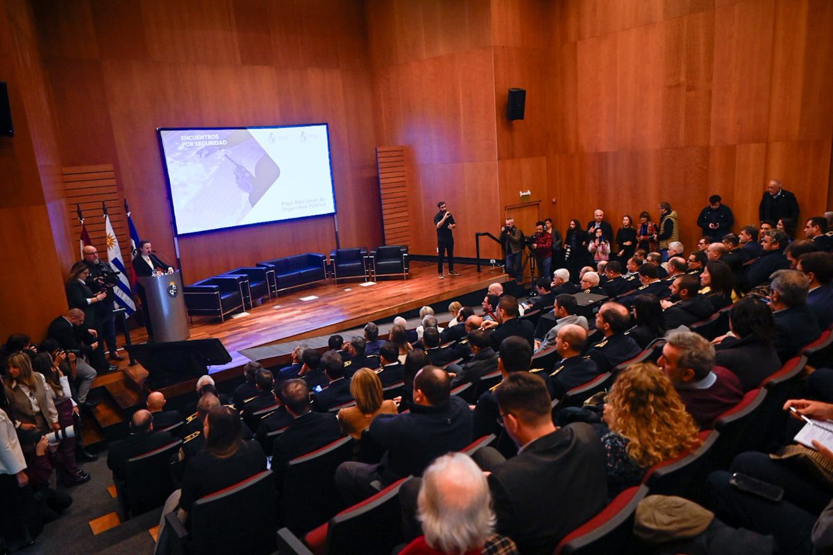 📍 Encuentros por la Seguridad
Se presentó oficialmente el proceso de elaboración del Plan Nacional de Seguridad Pública 2025–2035, una iniciativa impulsada por el gobierno que convoca al diálogo político y social en torno a uno de los principales desafíos del país: la seguridad.