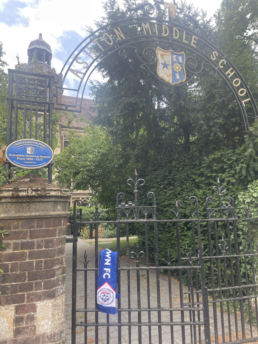 DunstableTownFC's tweet image. 🧣 The club scarf visited an historical part of the town recently.

Ashton Middle School is no more but the listed building still exists.

It is has been made into apartments but has kept its history along with the superb architecture.

#towntogether #youareenough #scarfontour