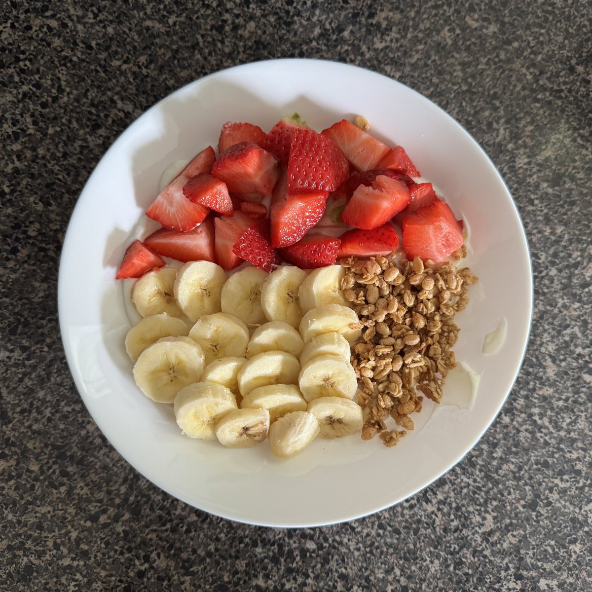 tomortgh's tweet image. new food scale + my first yog bowl back #sohappy