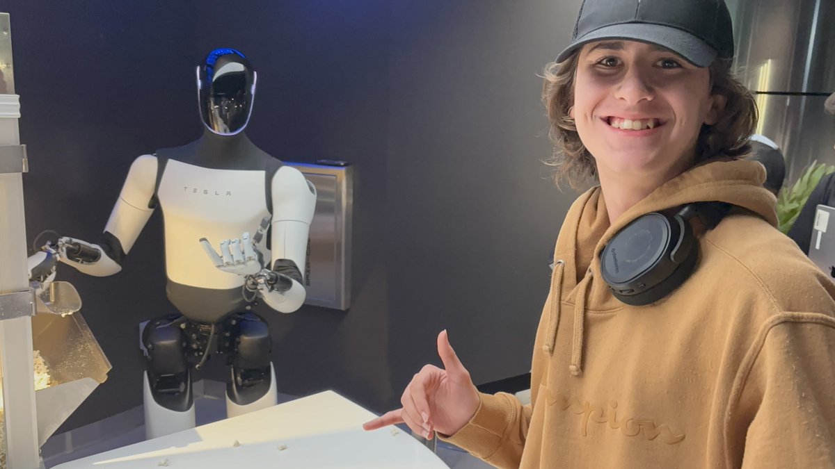 mrtimer2022's tweet image. I’m a proud papa watching my son be served popcorn by a freakin’ robot! Nice to meet you Optimus!! 🤙 My son’s generation will see this as totally normal! The next years are going to be mind blowing!