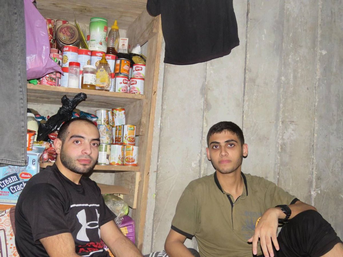 Defensa_Israel's tweet image. En un esfuerzo por incentivar el reclutamiento a sus filas, Hamas hace correr en las redes palestinas fotos como éstas, en donde intencionalmente dejan ver que en sus túneles no les faltará a los reclutas la buena comida.
🇮🇱🔥🇵🇸
¡Obviamente que no les falta nada! 😖 Pero si…