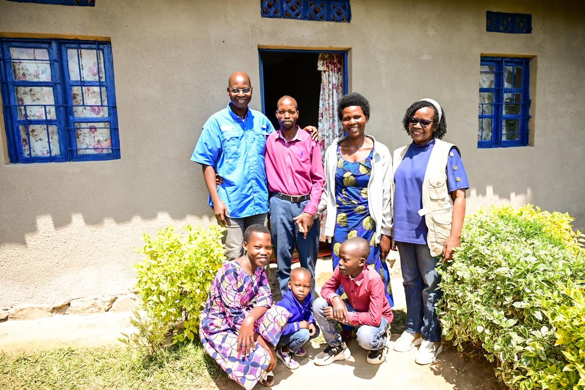 WVRwanda's tweet image. Today, @WorldVision&apos;s Chief Field Operations Officer @jb_kamate also visited a family in @GicumbiDistrict.
Daniel &amp;amp; Regine&apos;s family shared how WV&apos;s Empowered World View training &amp;amp; support helped them escape poverty, now thriving farmers with, electricity &amp;amp; a 5 year biz plan.