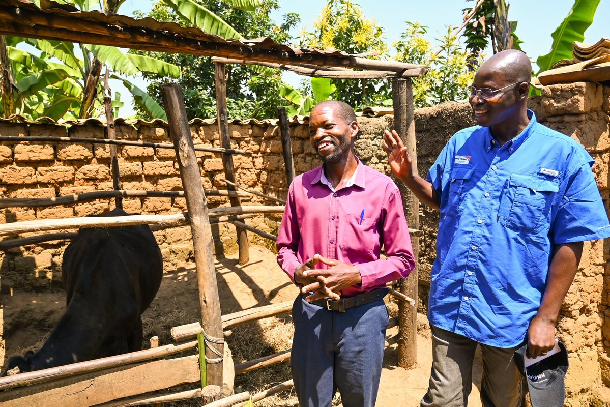 WVRwanda's tweet image. Today, @WorldVision&apos;s Chief Field Operations Officer @jb_kamate also visited a family in @GicumbiDistrict.
Daniel &amp;amp; Regine&apos;s family shared how WV&apos;s Empowered World View training &amp;amp; support helped them escape poverty, now thriving farmers with, electricity &amp;amp; a 5 year biz plan.