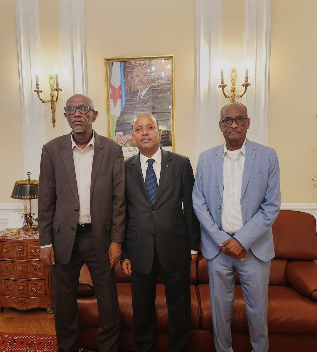 LiveDjib's tweet image. Son Excellence M. Hassan Houmed Ibrahim, Ministre des Transports et de l’Équipement, accompagné de M. Ibrahim Chehem Daoud, Président du parti UPR et de M. Nour Ali Abdi, a effectué une visite de courtoisie à notre ambassade à Paris.
Ces personnalités de passage à Paris ont été…