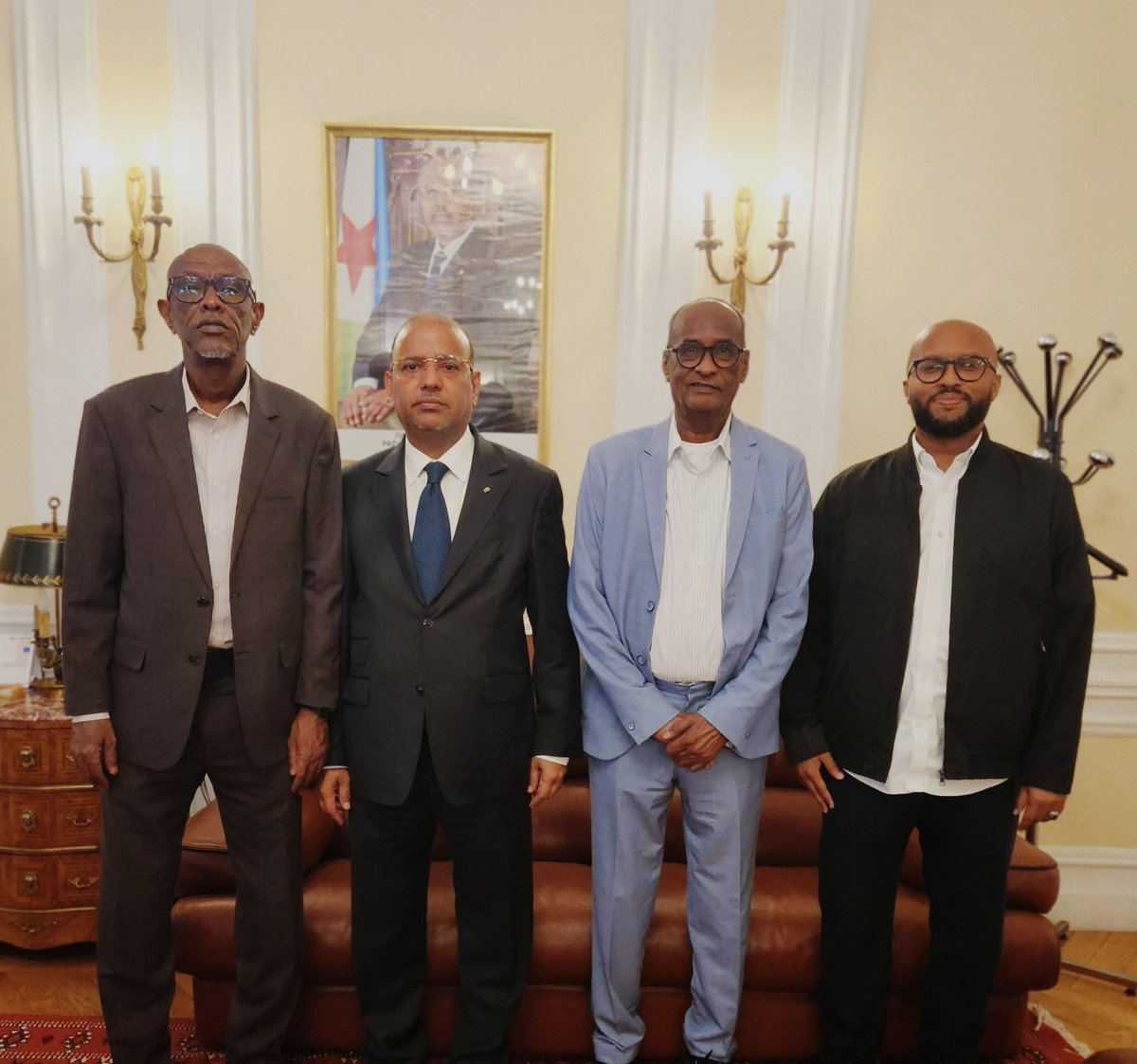 LiveDjib's tweet image. Son Excellence M. Hassan Houmed Ibrahim, Ministre des Transports et de l’Équipement, accompagné de M. Ibrahim Chehem Daoud, Président du parti UPR et de M. Nour Ali Abdi, a effectué une visite de courtoisie à notre ambassade à Paris.
Ces personnalités de passage à Paris ont été…