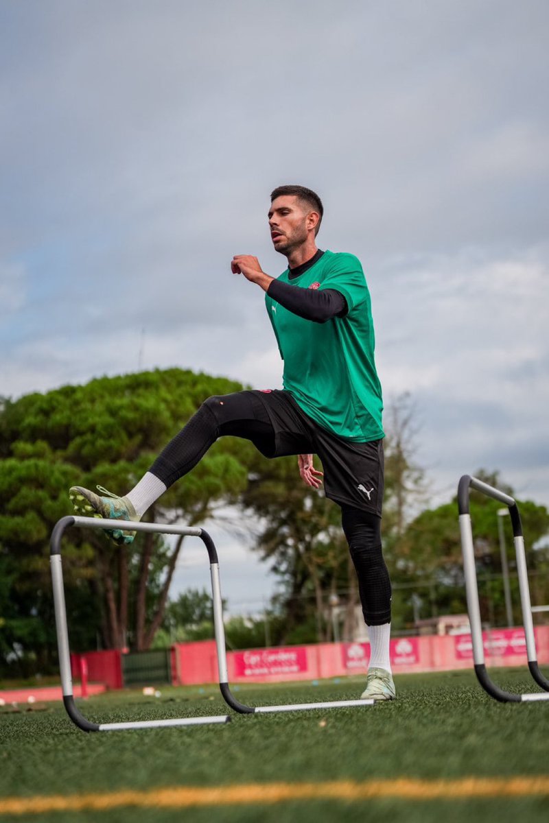 El filial del <a href="/GironaFC/">Girona FC</a> ha tornat avui als entrenaments per a preparar el debut a 2a RFEF.

La previsió del club és que l’equip jugui 9/10 partits a Vidreres i la resta 8/9 a Montilivi depenent del calendari i rivals. 

Queden peces importants per arribar. 

<a href="/SERGironaEsport/">Ràdio Girona Esports</a>