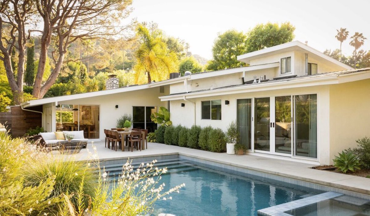 RyanDanz's tweet image. Maybe it’ll burn down one day .. but also maybe it won’t!?
Insanely beautiful and *affordable* tranquil midcentury
Located: Hollywood Hills single-story ranch
2.6M Los Angeles, CA