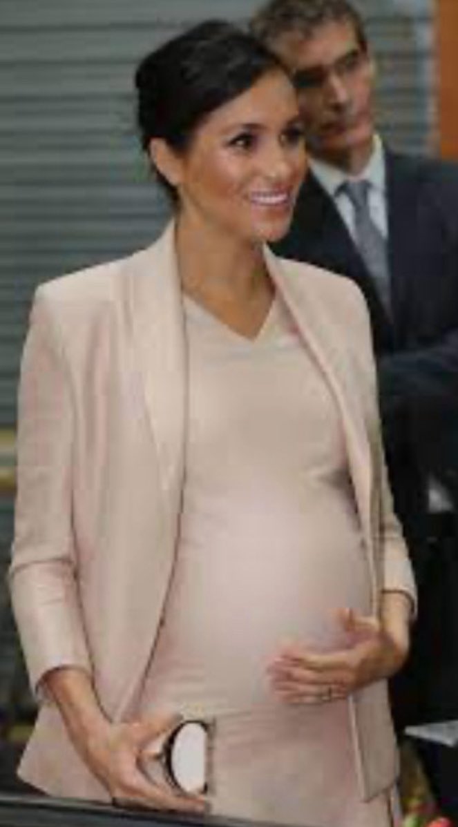 SeeingTheVeil2's tweet image. This outfit, Twerchel wore on her visit to the National Theater. Looks like she was up to her old tricks! She went from barely a bump and then pumped her belly up,quite a bit! I edited the lighting to show the differences. It looks like she’s wearing the same kind of square…