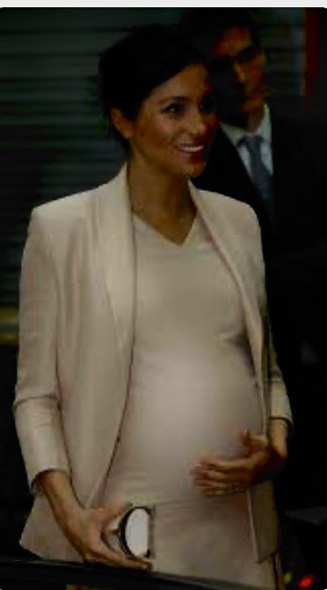 SeeingTheVeil2's tweet image. This outfit, Twerchel wore on her visit to the National Theater. Looks like she was up to her old tricks! She went from barely a bump and then pumped her belly up,quite a bit! I edited the lighting to show the differences. It looks like she’s wearing the same kind of square…