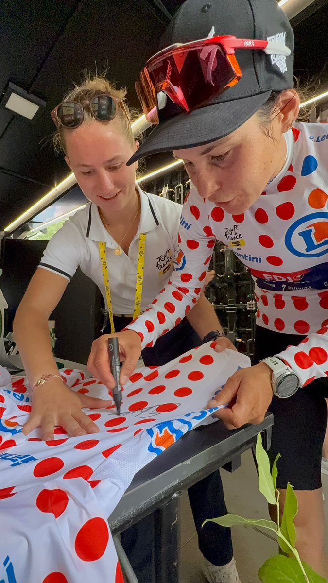 Maillot à Pois E.Leclerc (@maillotapois) on Twitter photo ⚪️🔴 RT & follow pour tenter de gagner un maillot à pois dédicacé par Élise Chabbey avec <a href="/SANTINI_SMS/">Santini Cycling</a>
⚪️🔴 RT & follow for the chance to win an <a href="/e_chabbey/">Élise Chabbey</a> signed polka dot jersey with <a href="/SANTINI_SMS/">Santini Cycling</a>
#TDF2024 #WatchTheFemmes
<a href="/GoZwift/">Zwift</a> ⚪️🔴 RT & follow pour tenter de gagner un maillot à pois dédicacé par Élise Chabbey avec <a href="/SANTINI_SMS/">Santini Cycling</a>
⚪️🔴 RT & follow for the chance to win an <a href="/e_chabbey/">Élise Chabbey</a> signed polka dot jersey with <a href="/SANTINI_SMS/">Santini Cycling</a>
#TDF2024 #WatchTheFemmes
<a href="/GoZwift/">Zwift</a>