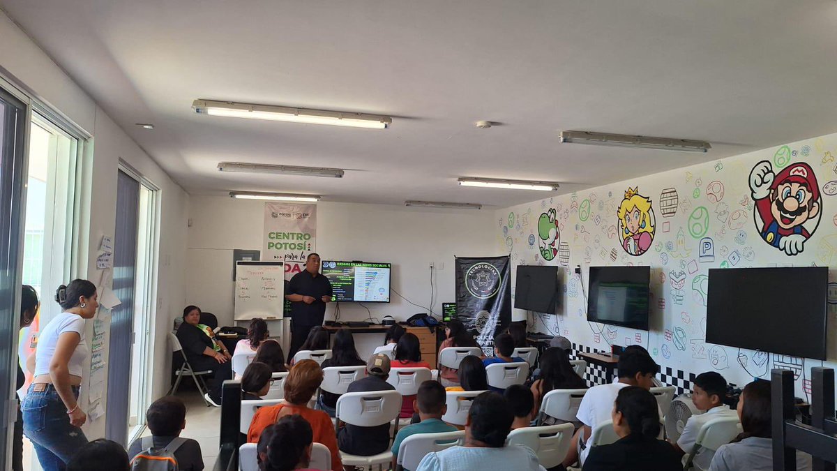 ✅ Como parte del Operativo Verano Seguro 2025, la #SSPCE, a través de la Dirección de Tecnologías y la Policía Cibernética, en colaboración con el DIF Estatal, llevó a cabo una jornada de ciberprevención en el municipio de #SGS, dirigida a niñas, niños y padres de familia.