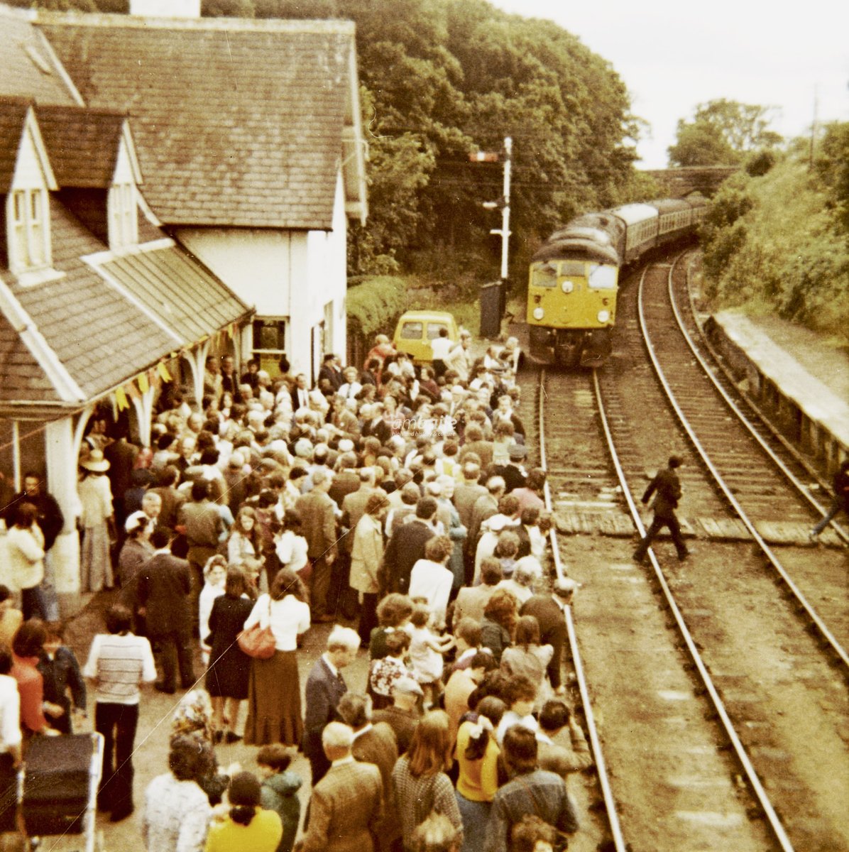 A busy platform at #Helmsdale Station on this day in 1974. The train arriving is the special which ran to commemorate the opening of the Far North Line a century earlier

[source: Scottish Association for Public Transport]