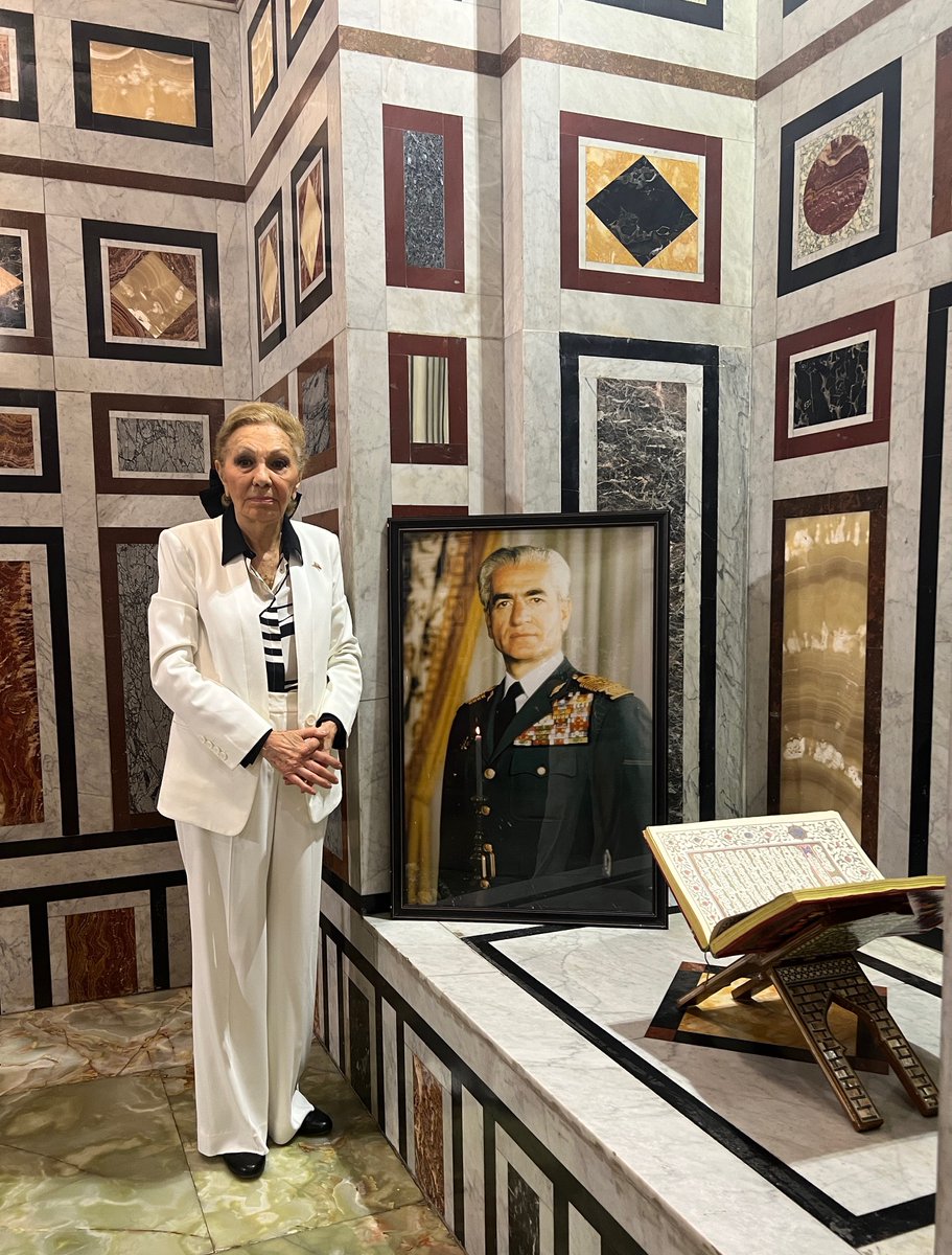 Monarchies2000's tweet image. Comme chaque année, l'Impératrice 📸@ShahbanouFarah s'est rendue en Egypte pour rendre un hommage à son époux, SM Mohammed Reza Pahlavi, dernier Shah d'Iran décédé le 27 juillet 1980, à l'âge de 60 ans. #monarchy #monarchie #KingRezaPahlavi