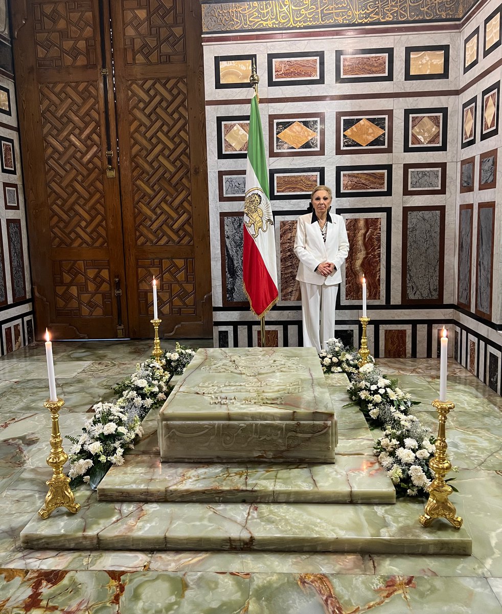 Monarchies2000's tweet image. Comme chaque année, l'Impératrice 📸@ShahbanouFarah s'est rendue en Egypte pour rendre un hommage à son époux, SM Mohammed Reza Pahlavi, dernier Shah d'Iran décédé le 27 juillet 1980, à l'âge de 60 ans. #monarchy #monarchie #KingRezaPahlavi