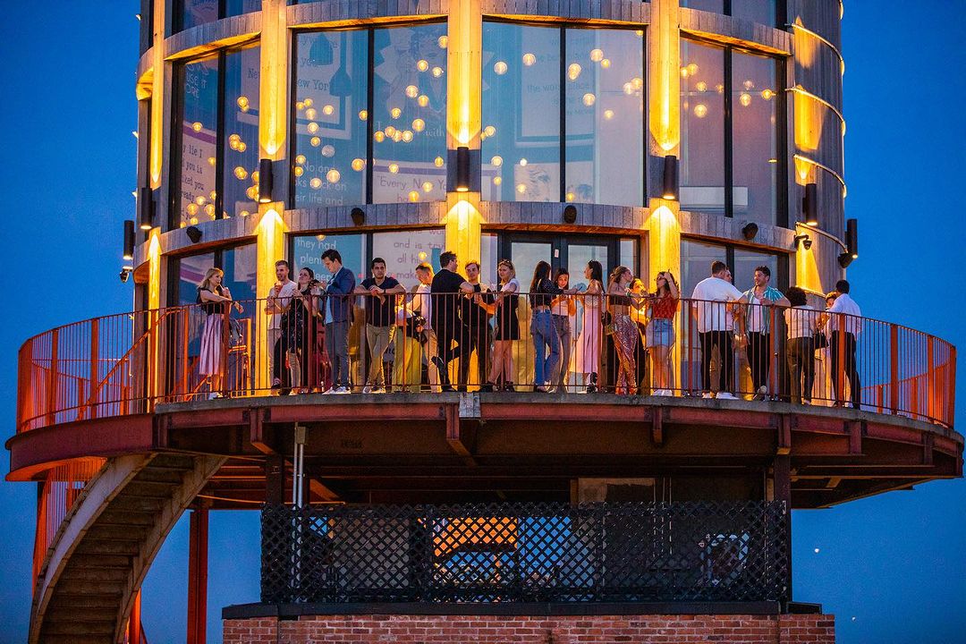 NolchaShows's tweet image. DeFi Summer hits this Wednesday, July 30, NYC 🌇
📍 Arlo Rooftop Williamsburg | 7–11PM
🏙️ Sunset views, good convos, summer beats
Co-Hosts:
✨ @Mercuryo_io @solayer_labs @justentropylol
✨ @Pizza_Ninjas @NakamotoWhales
✨ @ArchNtwrk @mad__app
✨RSVP in the bio✨
🎨…