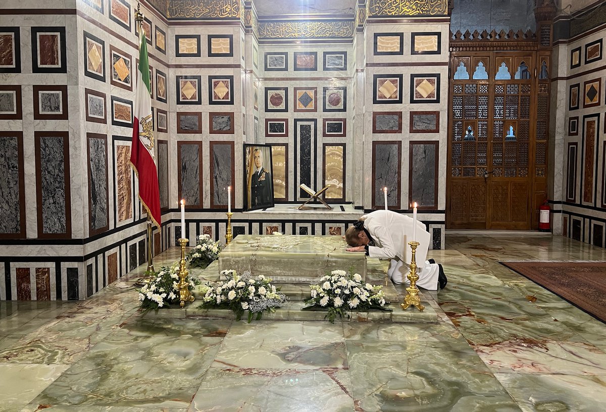 Monarchies2000's tweet image. Comme chaque année, l'Impératrice 📸@ShahbanouFarah s'est rendue en Egypte pour rendre un hommage à son époux, SM Mohammed Reza Pahlavi, dernier Shah d'Iran décédé le 27 juillet 1980, à l'âge de 60 ans. #monarchy #monarchie #KingRezaPahlavi