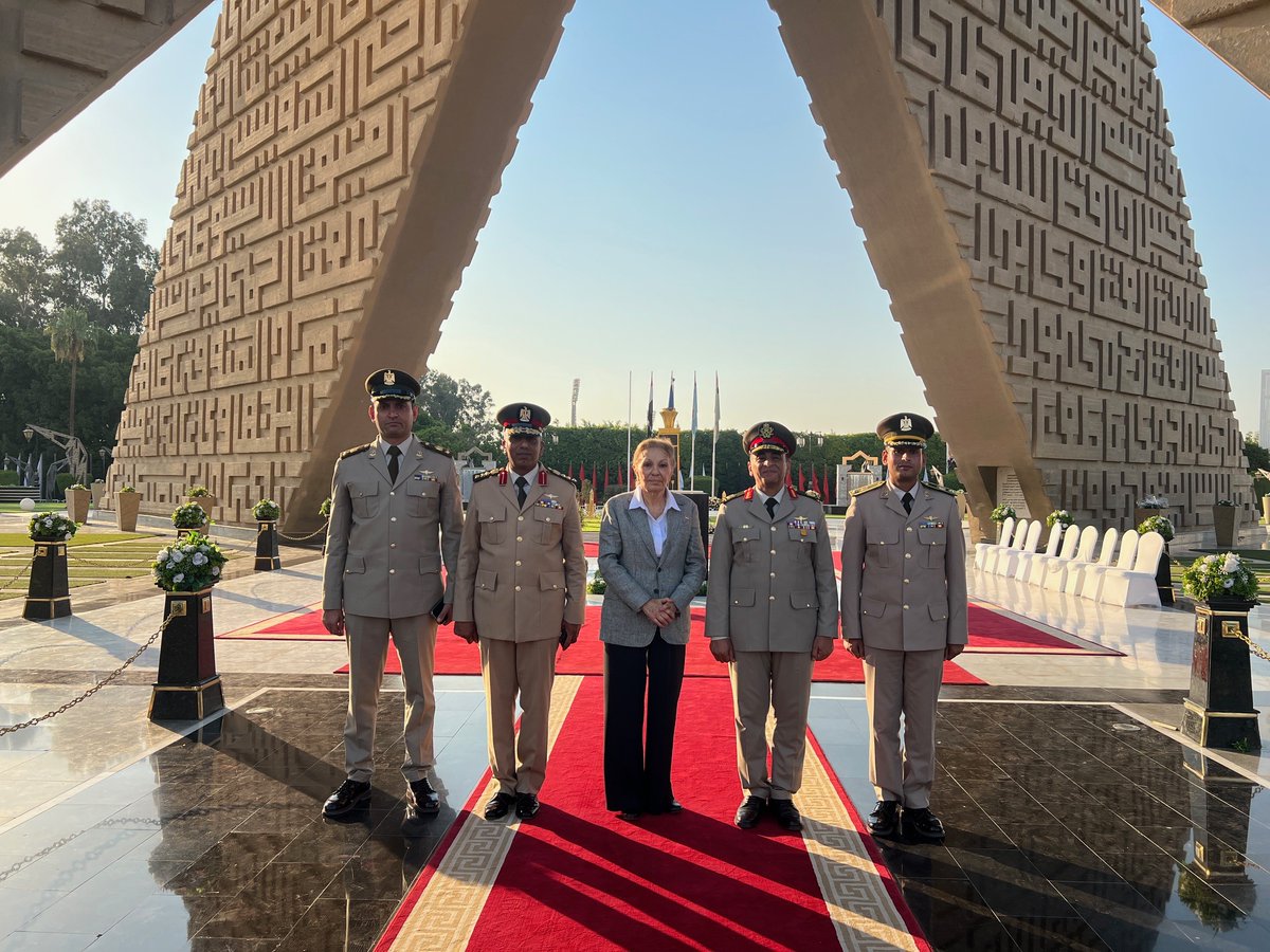 Monarchies2000's tweet image. Comme chaque année, l'Impératrice 📸@ShahbanouFarah s'est rendue en Egypte pour rendre un hommage à son époux, SM Mohammed Reza Pahlavi, dernier Shah d'Iran décédé le 27 juillet 1980, à l'âge de 60 ans. #monarchy #monarchie #KingRezaPahlavi