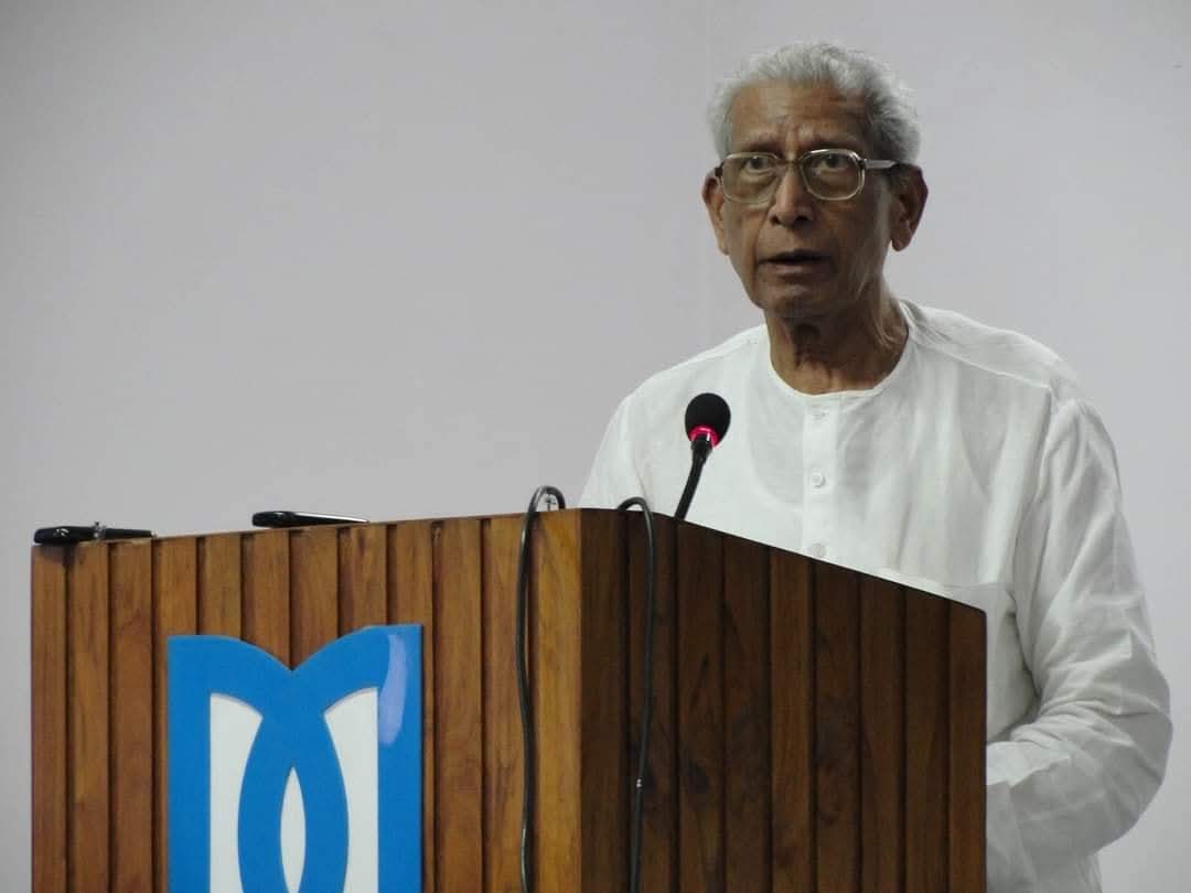 दुख रोने से कम नहीं होता,कम होता है उसका कारण समझने से। रात अंधेरे में हाथ पीटने से नहीं कटती, रात कटती है दीया जलाने से। यह तय है कि दीया जलाने से सुबह नहीं होती लेकिन एक ढाढस जरूर बंधता है!

- नामवर सिंह🌻