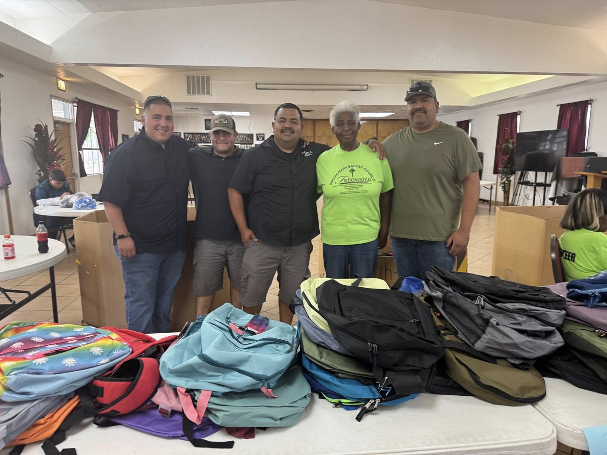 KMPHFOX26's tweet photo. Correctional officers in Fresno gave out over 300 free backpacks at a community outreach event at Fellowship Missionary Baptist Church to help kids prepare for school.
MORE: https://t.co/2Y46F5LiVe
(Photo: Fresno CSO) https://t.co/0hkcMwgtOd