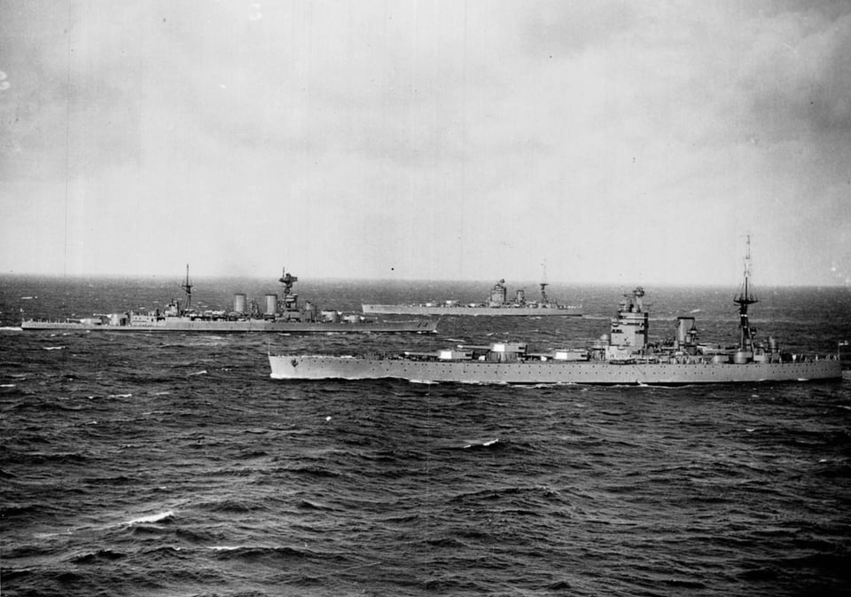 r116440's tweet photo. 🇬🇧 @RoyalNavy Admiral class #battlecruiser HMS Hood passes between Nelson class #battleships HMS Rodney and HMS Nelson (rear), late 1920s #warship #navy #naval #HMSHood #HMSRodney #HMSNelson https://t.co/c6SzioNDMU