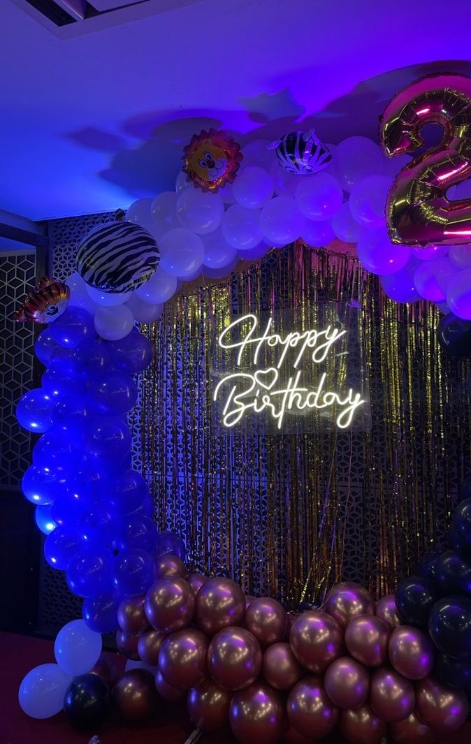 _ameena1's tweet image. Spent the day with my favourite view and fev people 🌊✨️🎂