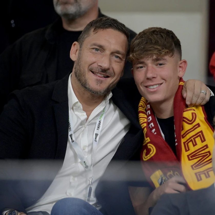 CalcioTurkey's tweet image. Francesco Totti'nin oğlu Cristian, henüz 19 yaşında futbolu bıraktı. Efsane bir ismin oğlu olmanın yarattığı baskıya daha fazla dayanamadı.
Cristian, scoutluk kariyerine odaklanma kararı aldı.