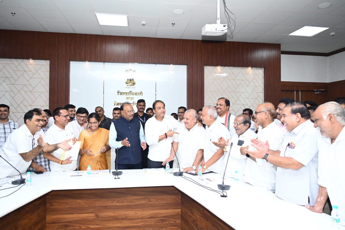 DRPANKAJBHOYAR's tweet image. निवासी व वाणिज्यिक क्षेत्राकरीता सवलतीच्या दराने मालमत्ता पत्रक किंवा सातबारा यावर सत्ताप्रकार कोणताही असला तरी जमिनीचे शर्तभंग नियमानुकुलन करण्यास मंजूरी दिल्याबद्दल समस्त वर्धेतील सिंधी समाजबांधवांकडून महसूल मंत्री मा.श्री. चंद्रशेखरजी बावनकुळे साहेब यांचे आभार मानले.