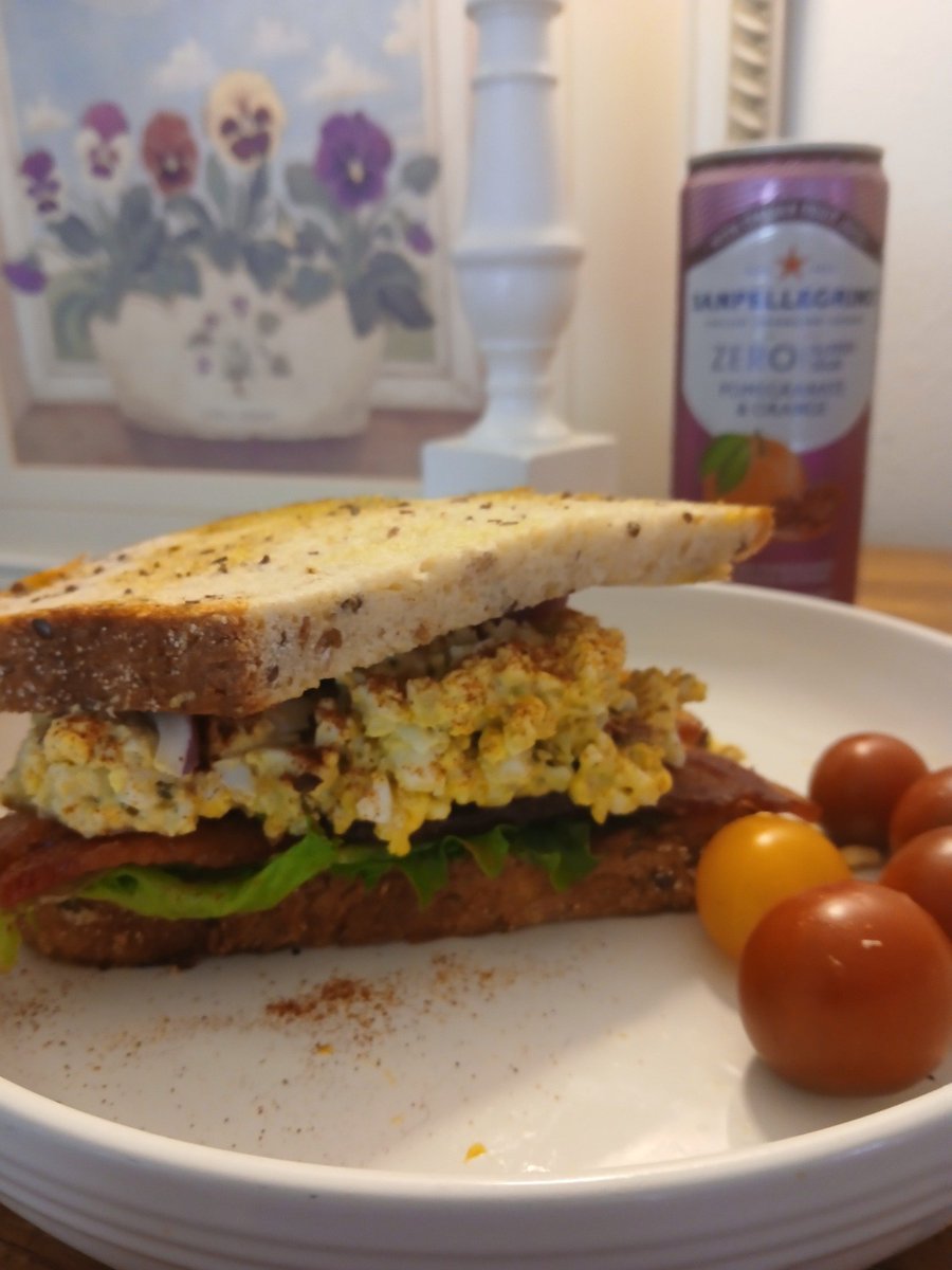 NotYourAvgBear1's tweet image. Basil pesto and sun-dried tomato egg salad sammich on #rustikoven Grains & Seeds Bread. And two slices of bacon left from Sunday lunch/brunch. #twittersupperclub