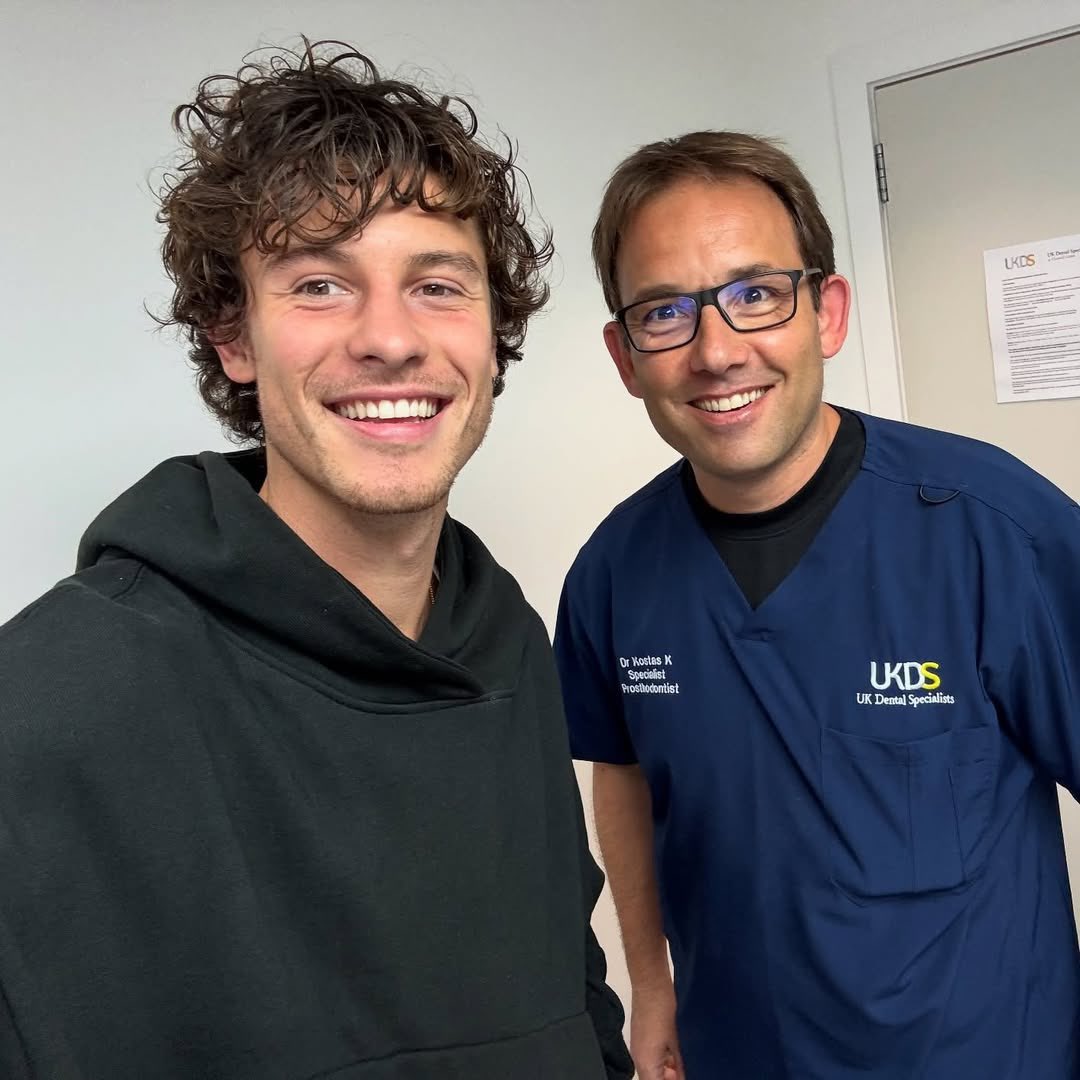 Shawn Mendes com Dr. Kostas Karagiannopoulos hoje em Saint Albans, Inglaterra. 🦷🪥